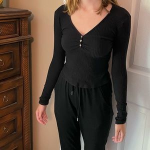 Tilly’s v-neck ribbed long sleeve black shirt